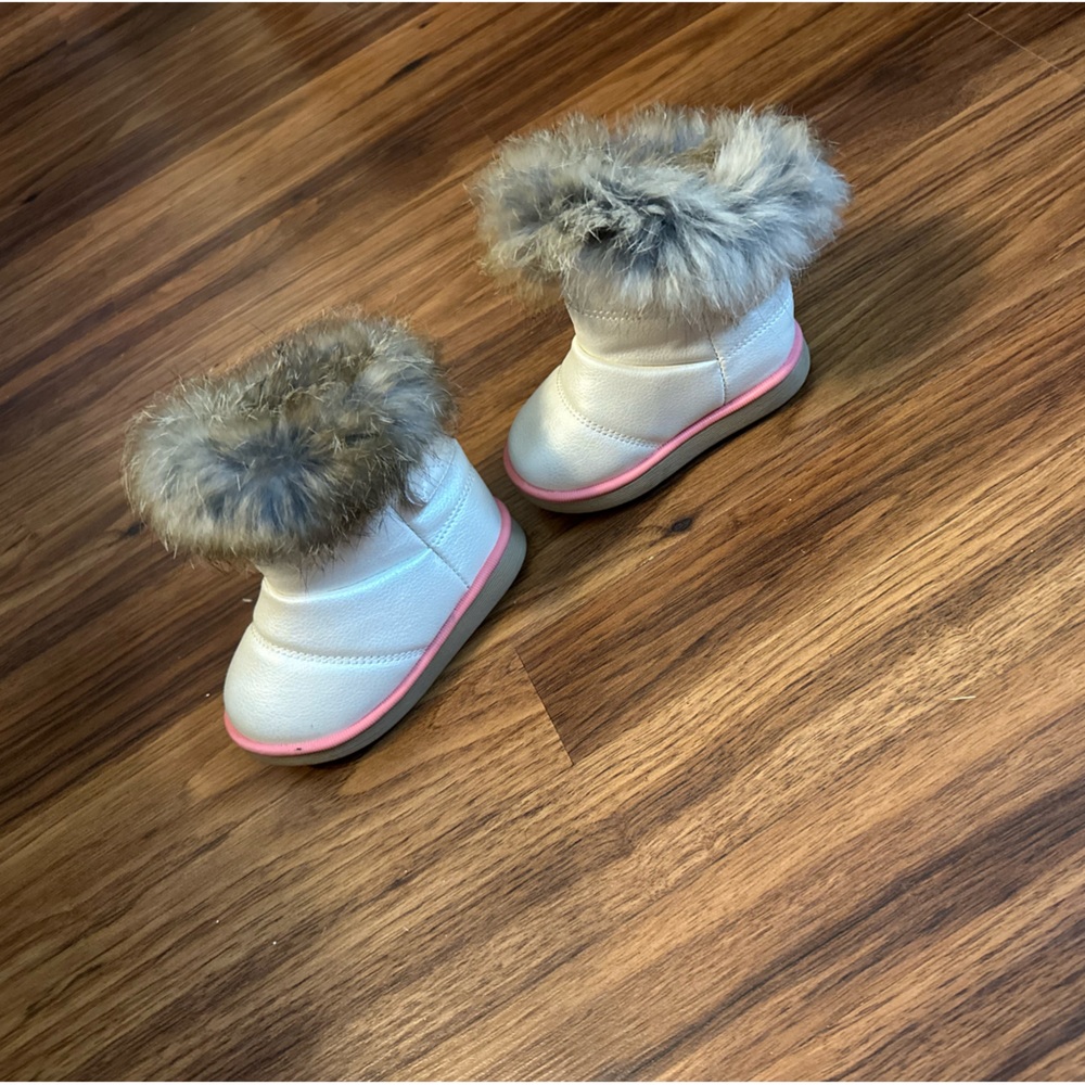 Toddler girl 5C white furry boots